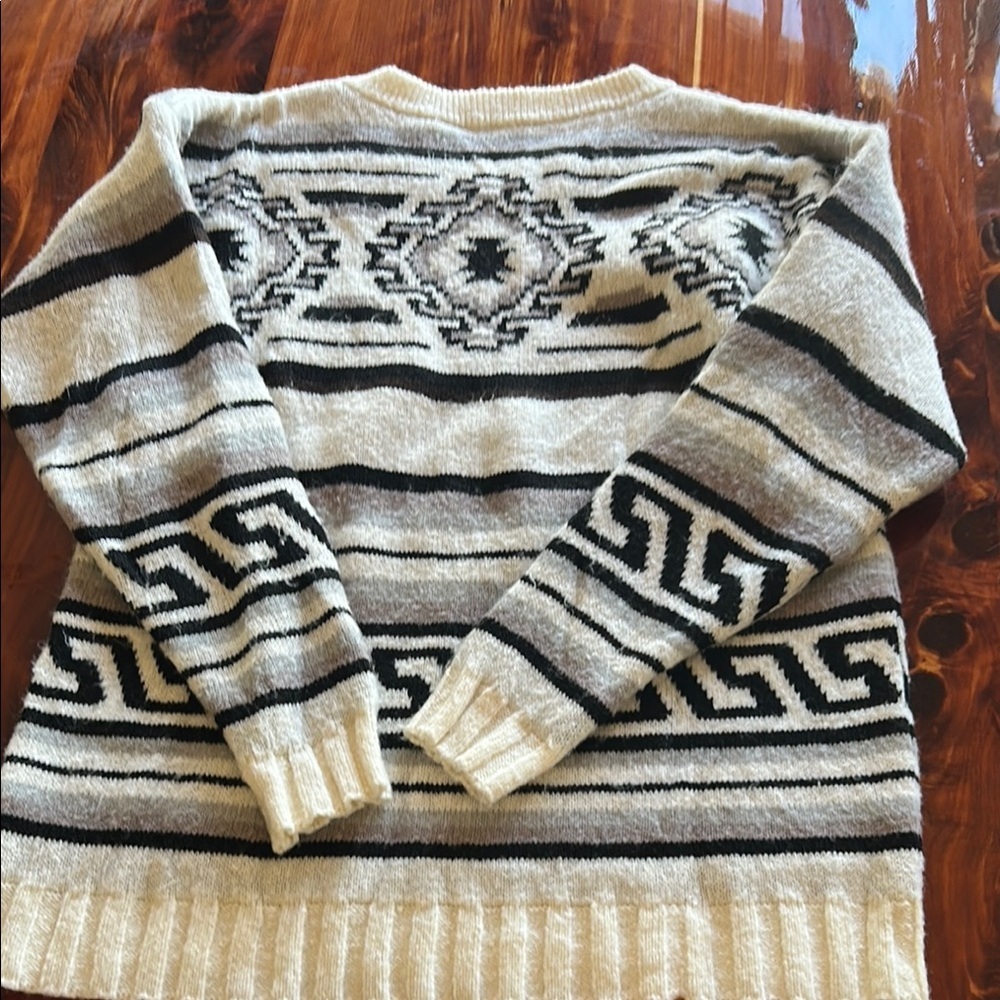Cozy Black and Cream Patterned Sweater - Picture 4 of 4